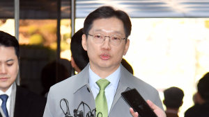 취재진  질문에 답변하는 김경수