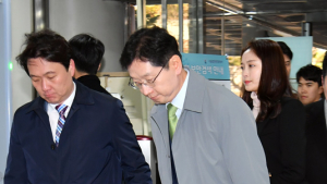 인사하며 법정으로 향하는 김경수 경남지사