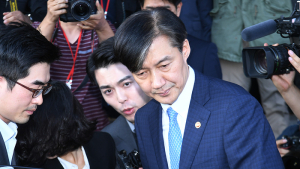 조국, 첫 검찰 조사서 진술거부권 행사