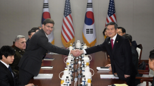악수하며 포즈 취하는 한미 국방장관