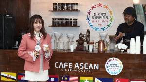 써니 '상큼 미소 날리는 바리스타'