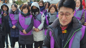 삭발하며 눈물 흘리는 김경희 위원장