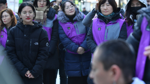 딸의 응원을 받으며 삭발하는 방과후강사노동조합 김경희 위원장