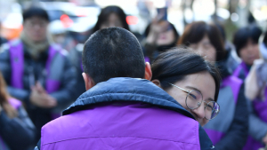 딸과 포옹하는 민주노총 방과후강사노동조합 김경희 위원장