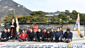청와대 앞에서 열린 자유한국당 최고위원회의