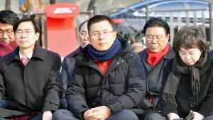 맨바닥에 앉아 단식투쟁 이어가는 황교안 대표
