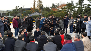 '자유한국당 최고위원회의' 추위 녹이는 취재 열기