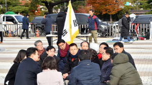옹기종기 모여 앉은 자유한국당 의원들