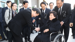 손명순 여사와 악수하는 이낙연 총리