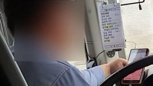 고속버스 기사, '펭수' 영상 보며 운전…승객들 '공포의 120분'