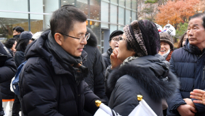 황교안, 태극기 앞에서 지지자와 함께