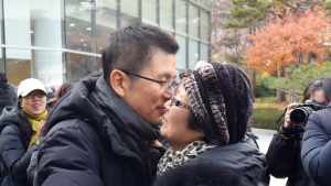 지지자들과 포옹하는 황교안 자유한국당 대표