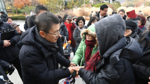 자유한국당 천막 농성장 앞에 모인 지지자들