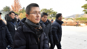 추운 날씨에 핫팩 들고 천막 농성장으로 향하는 황교안 대표