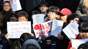 아이들의 외침 '할머니들께 사과 하세요'