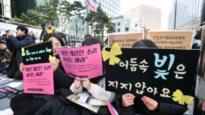 '어둠 속 빛은 지지 않아요'
