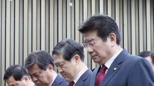 묵념하는 자유한국당 원내대표 후보들