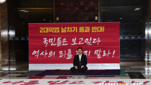 '무기한 농성' 생각에 잠긴 황교안 대표