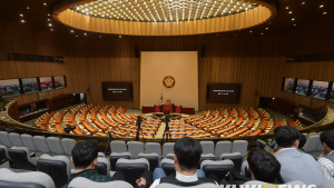 텅 빈 본회의장 바라보는 시민들