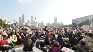 국회 본관에 모인 보수단체 회원들
