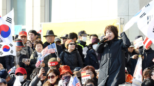 국회 앞에서 발언하는 주옥순 엄마부대 대표