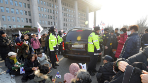 길에 앉아 차량 통행 막고 있는 보수단체 회원들