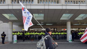 국회 본관 출입문 봉쇄한 경찰