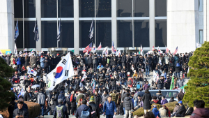 국회 본관 앞에 가득 모인 보수단체 회원들