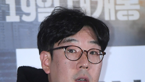 김병서 감독 '긴장 가득한 눈빛'