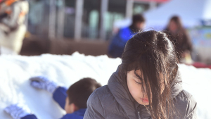 '눈사람 만들기에 푹 빠진 어린이'