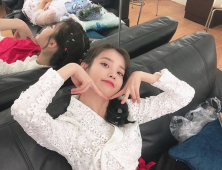 아이유, 방콕에서 전한 성탄 인사 “메리크리스마스”
