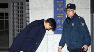 인사하는 조국 전 장관