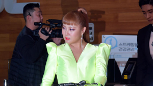 박나래 '시선 강탈 형광요정'