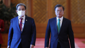 문 대통령, 김현미 장관 긴급 호출...“집값 잡겠다는 의지 중요” 지시 