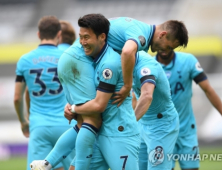 손흥민, 지오반니 로셀소 둘러업었다… 토트넘, 뉴캐슬에 3-1 승