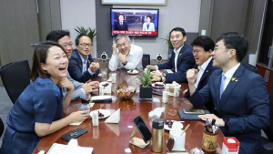 황운하, 폭우속보 켜놓고 파안대소? “악마의 편집”