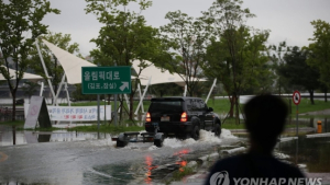 중부지방 출근길 폭우…남부·제주는 폭염특보