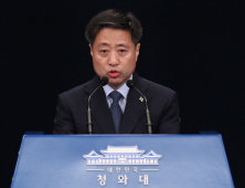 윤도한 靑 국민소통수석 “권경애 알지도 못해…허위보도 사과하길 바란다”