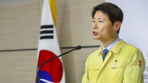 ‘카페’서 식음료 섭취 전후에 반드시 마스크 착용해야