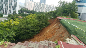 폭우로 대한상의 부산인력개발원 운동장 붕괴 사고