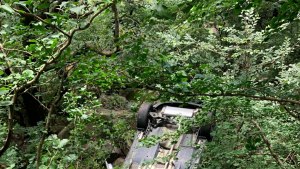 부산 만덕동서 산길 달리던 SUV, 도로 아래 추락