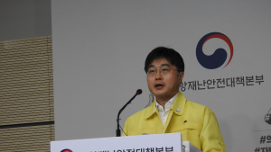 정부, 격리장소 무단이탈한 2명 고발…안심밴드 착용 21명