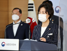 추 법무장관, 헌정사상 첫 검찰총장 직무집행 정지 명령
