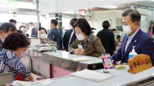 “여러분 덕에 국민 편안”…文 대통령, 파출소·소방서 방문해 과일·떡 등 전해