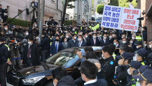 이명박, ‘건강우려’로 3개월 일시석방