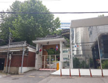 “무슬림 무시 말라” 주한佛대사관에 협박 전단 붙인 공범 검거