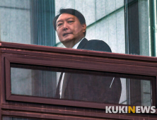 [속보] 법원, 윤석열 직무배제 효력 정지…총장 직무 복귀