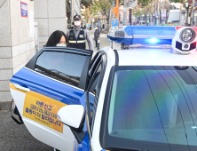 경찰차에서 내리는 수험생