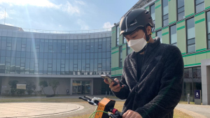 “안전헬멧 안 쓰면 전동킥보드 작동 안한다”