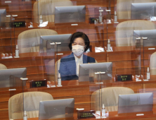 미소 짓는 추미애